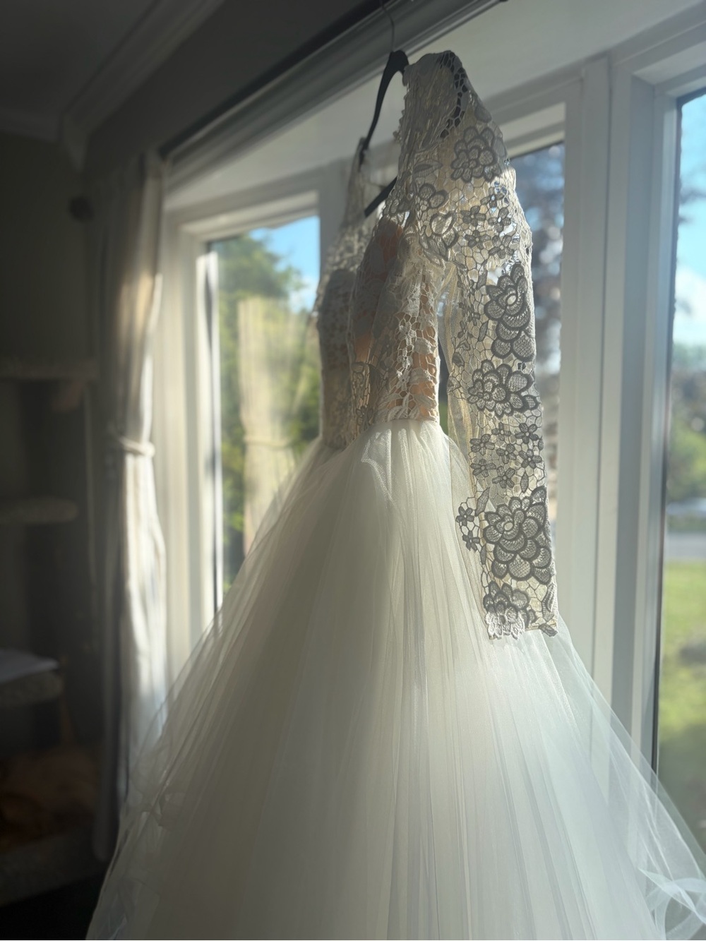 New With Tags Hailey Paige Wedding Dress and matching veil